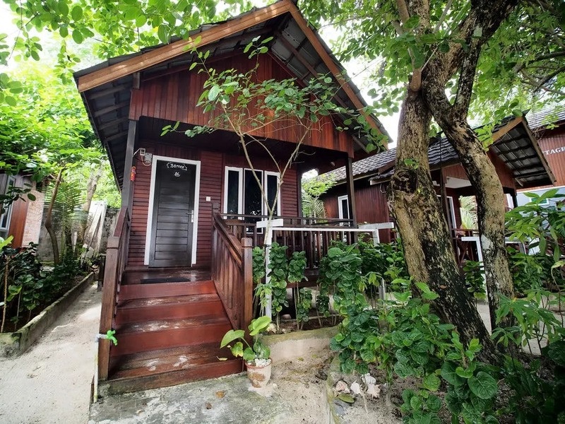 Borneo Cottage oceanfront accommodation on Maratua Island